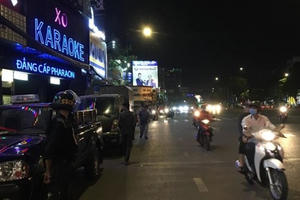 Cận cảnh Công an khám xét quán karaoke của "vua vàng" Phúc XO