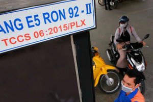 Audio Tài chính: Petrolimex giảm 300 đồng mỗi lít xăng dầu hàng tuần