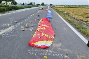 Khởi tố một phụ nữ chặn đường phơi thóc khiến người đi đường tử vong