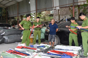 Ninh Bình: Bắt giữ đối tượng vận chuyển số lượng lớn vũ khí và hàng lậu