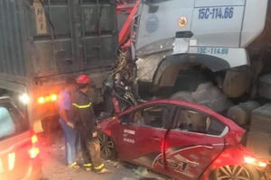 [Clip]: Hiện trường vụ tai nạn thảm khốc khiến 4 người thương vong ở quận Long Biên