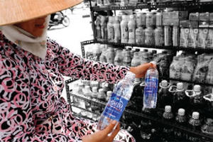 Bảo vệ người tiêu dùng: Đừng tưởng đóng chai là nước an toàn Bảo vệ người tiêu dùng: Đừng tưởng đóng chai là nước an toàn