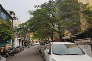 Ô tô, xe máy đỗ tràn lòng đường trên nhiều tuyến phố quận Hoàn Kiếm
