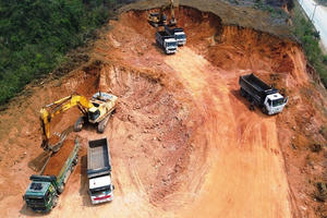 Quảng Ninh: Cận cảnh xe tải chở đất chạy rầm rập suốt ngày đêm, dân lo hỏng đường, ô nhiễm