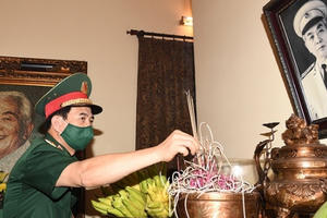 Bộ trưởng Bộ Quốc phòng dâng hương tưởng niệm Đại tướng Võ Nguyên Giáp