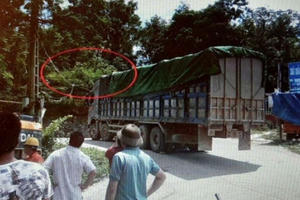 Tài xế xe tải bị điện hút lên không trung