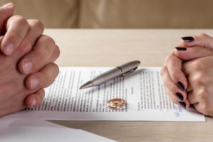 Có bức thư đặt trên đơn ly hôn