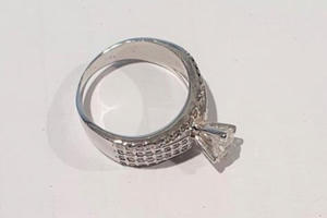 Trả lại nhẫn kim cương rơi trên máy bay