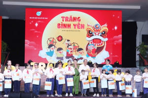 Phó Thủ tướng Trương Hòa Bình trao quà cho trẻ em có hoàn cảnh đặc biệt Phó Thủ tướng Trương Hòa Bình trao quà cho trẻ em có hoàn cảnh đặc biệt