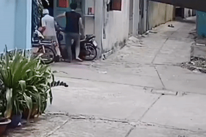 [Clip]: Nghịch tử "thượng chẳng chân hạ cẳng tay" khiến cha mẹ ngã túi bụi