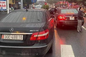 Vụ hai xe Mercedes chung một biển số ở Hà Nội: Làm giả biển số xe có thể bị phạt tù