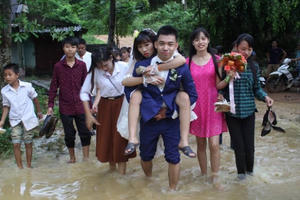 Chú rể chân đất vượt bão đến rước dâu nhận được sự tán dương từ cộng đồng mạng