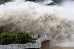 Thuỷ điện Hoà Bình xả lũ tạo hình ảnh dòng nước kỳ thú