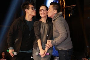 Thu Phương cười rạng rỡ vì được “trai trẻ” Lam Trường, Hà Anh Tuấn hôn