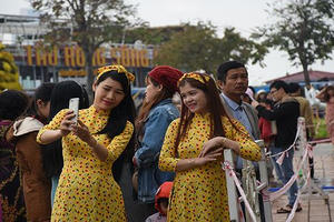 Người dân và du khách Đà Nẵng vui xuân trên đường hoa Tết Kỷ Hợi