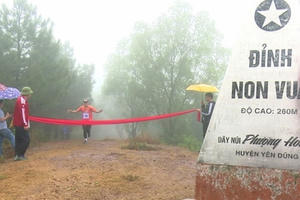 Hơn 300 vận động viên tham gia giải việt dã “Chinh phục đỉnh Non Vua huyền thoại”