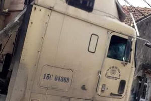 Hưng Yên: Buồn ngủ, tài xế xe Container mất lái tông sập nhà dân