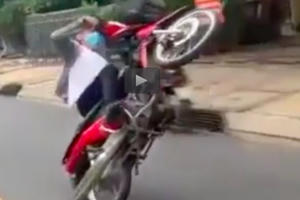 Clip: Nam thanh niên nhận cái kết "sấp mặt" khi bốc đầu xe máy