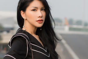 “Hoa hậu hàng không” Loan Vương diện đầm xẻ táo bạo sang Hồng Kông dự LHP Quốc tế