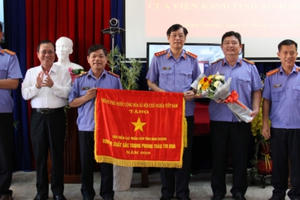 Viện Kiểm sát nhân dân tỉnh Bình Dương vinh dự nhận cờ thi đua của Chính phủ