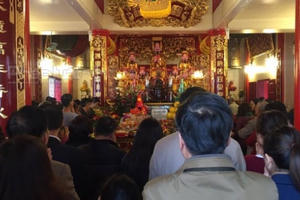 Hà Nội: Hàng nghìn người chen chân đi lễ Phủ Tây Hồ mùng 3 Tết