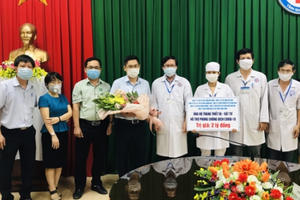 Doanh nghiệp trao máy thở, máy xét nghiệm cho tỉnh Quảng Ngãi phòng/chống dịch Covid-19