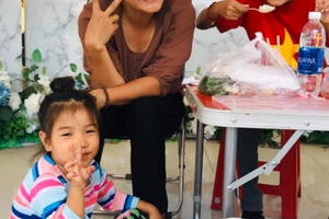 "Nữ hoàng cảnh nóng" phải mang theo con nhỏ, lăn lóc ở trường quay