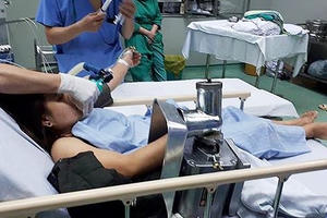 Một phụ nữ mang cả máy xay thịt gắn chặt bàn tay vào bệnh viện cấp cứu