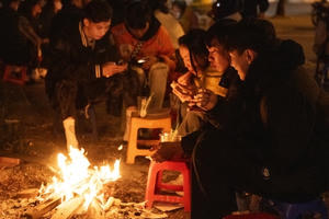 Hà Nội chìm trong rét buốt, người dân đốt lửa ven đường sưởi ấm, mưu sinh trong giá rét