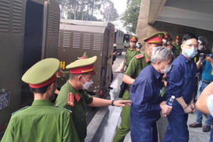 Đang xét xử sơ thẩm đại án buôn lậu 200 triệu lít xăng giả