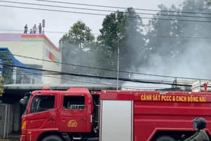 Đồng Nai: Cháy lớn sát cây xăng, 1 ô tô bị thiêu rụi