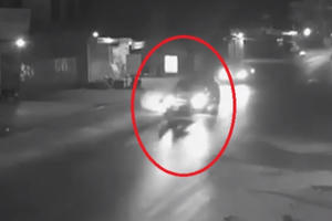 Video: Kinh hoàng cảnh xe máy đi ngược chiều "húc" trực diện vào ô tô và cái kết không ai ngờ tới