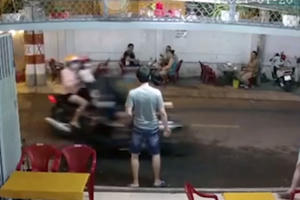 Đuổi theo 2 tên cướp điện thoại, nhiều người dân bị xịt hơi cay