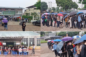 Người dân chen chân, xếp hàng chờ lấy số mua suất Nhà ở xã hội