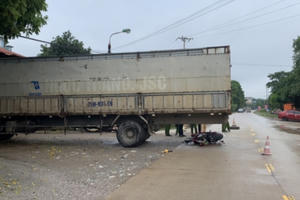 Hoà Bình: Va chạm với xe tải, một người phụ nữ tử vong