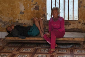 Thái Bình: Người đàn bà khốn khổ gần 30 năm nuôi chồng và hai con tâm thần