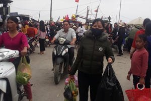 Rộn ràng phiên chợ nơi "đầu sóng ngọn gió" ngày cận Tết