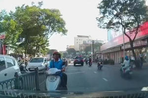 Bất bình với clip xe máy đi ngược chiều còn thách thức ô tô