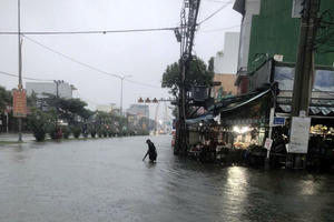 Mưa lớn gây ngập úng, Đà Nẵng ứng cứu người dân vùng ngập nặng