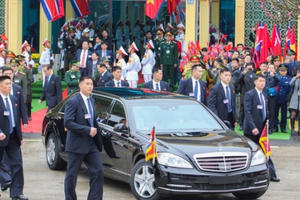 Clip khoảnh khắc Chủ tịch Kim Jong-un xuống tàu bọc thép, lên ô tô về Hà Nội