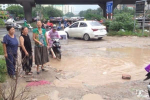 Người dân khóc ròng với con đường "đau khổ" giữa lòng Thủ đô