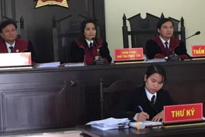 Vụ nhiều người trong gia đình vướng vòng lao lý ở Lai Châu: “Khẩn thiết” xem lại đĩa CD, Tòa nói không!