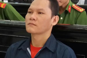 Cha hiếp dâm con ruột, lĩnh án 20 năm tù