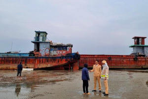 Quảng Ninh: Tìm thấy thi thể người đàn ông lái tàu trôi dạt trên bãi cát Quảng Ninh: Tìm thấy thi thể người đàn ông lái tàu trôi dạt trên bãi cát