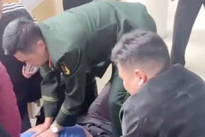 BĐBP Quảng Ninh cứu sống du khách Trung Quốc bị co giật, ngừng tim