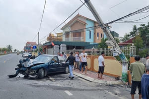 Clip: Ô tô biển xanh "húc" cong cột điện nhiều người phát hoảng