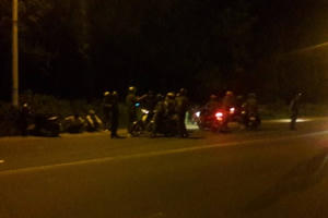 Nữ công nhân bị hai thanh niên chém tới tấp trên đường đi làm về