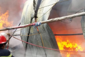 Hà Nội: Kho hàng phát hỏa dữ dội, nhiều người phải di dời