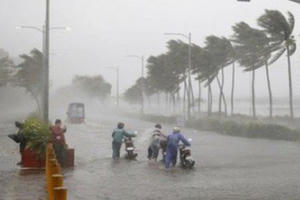 Thời tiết bất ngờ thay đổi, miền Bắc trời trở lạnh, Nam Bộ mưa lớn