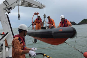 Trung tâm khu vực I mang sắc cờ Tổ quốc làm nhiệm vụ cứu hộ trên biển